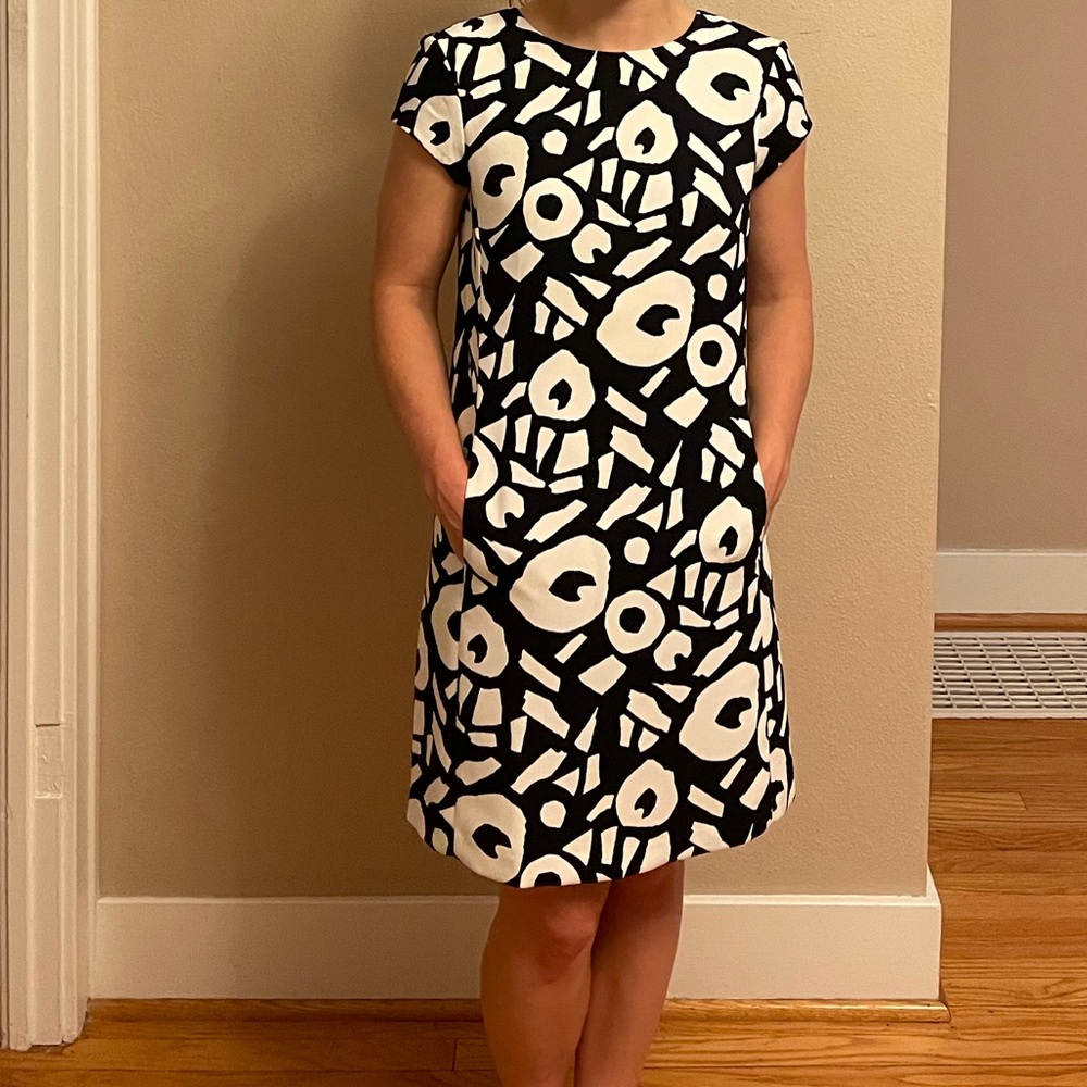 Like new Loft black and white dress with pockets